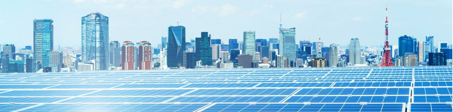 太陽光パネルと街並み